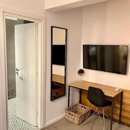 A Place 4u No10 - Garden-level Getaway 2 Bedroom 2 Bathroom With Yard Apartment Athens
